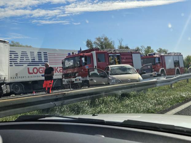 FOTO I VIDEO Galerija užasa kod Rugvice. Vatrogasci spašavali vozača, HAK: Kolona je 6 km