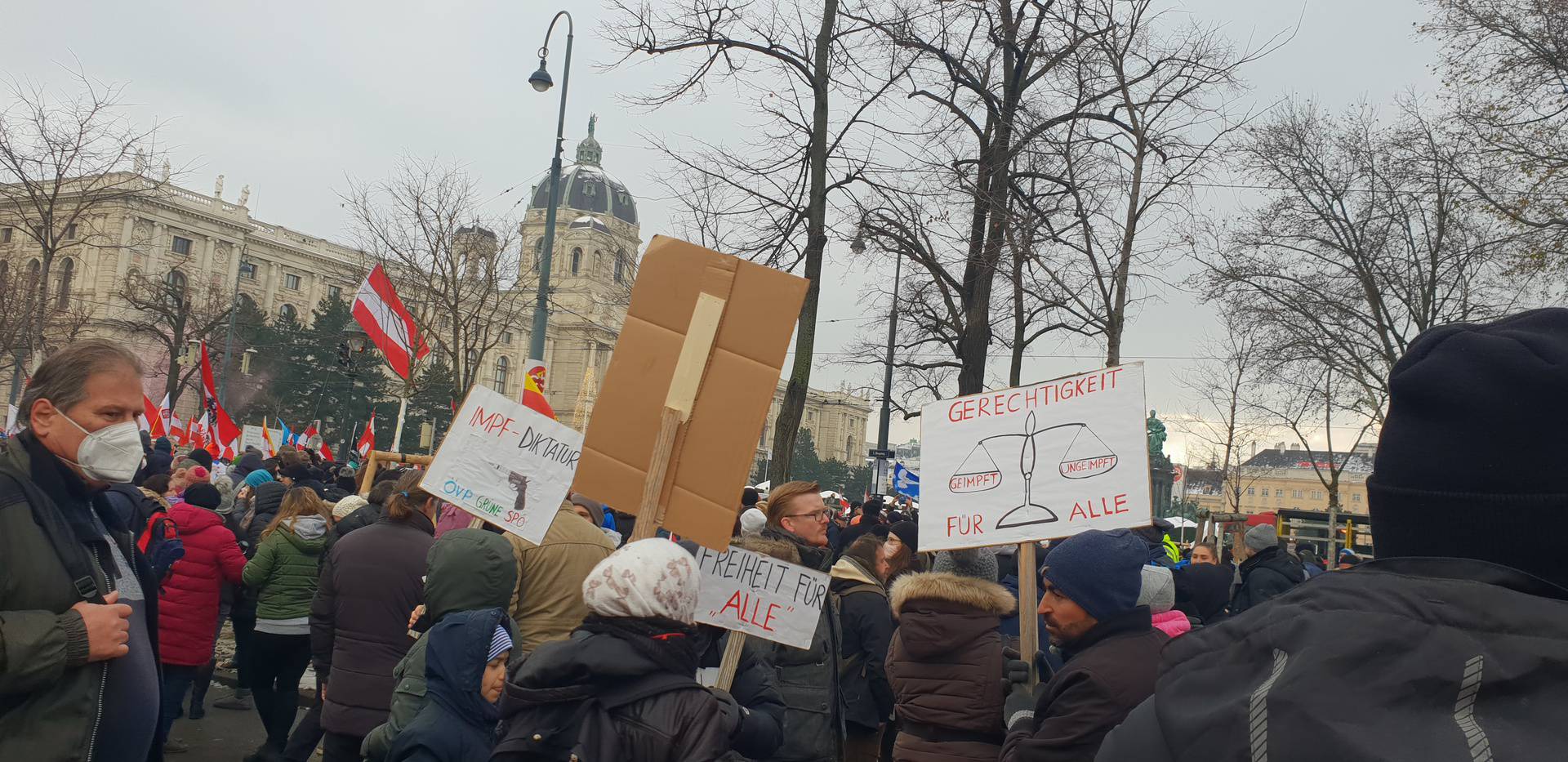 Više od 40 tisuća prosvjednika na ulicama Beča, policija: Nema većih izgreda, dvoje je uhićeno