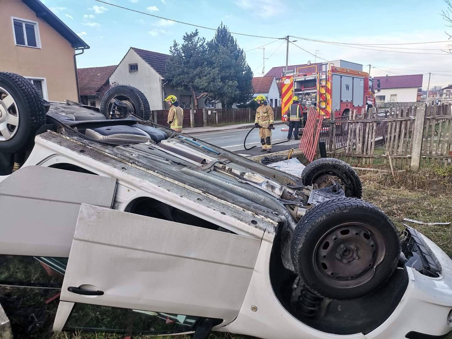 Teška nesreća kraj Ludbrega: Auto sletio na krov u dvorište, ozlijeđeni žena (34) i dijete