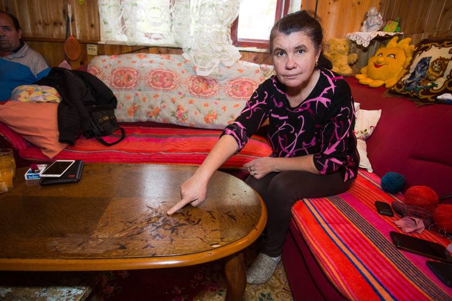 Zapalio se mobitel star samo godinu dana, gorio je i stol...