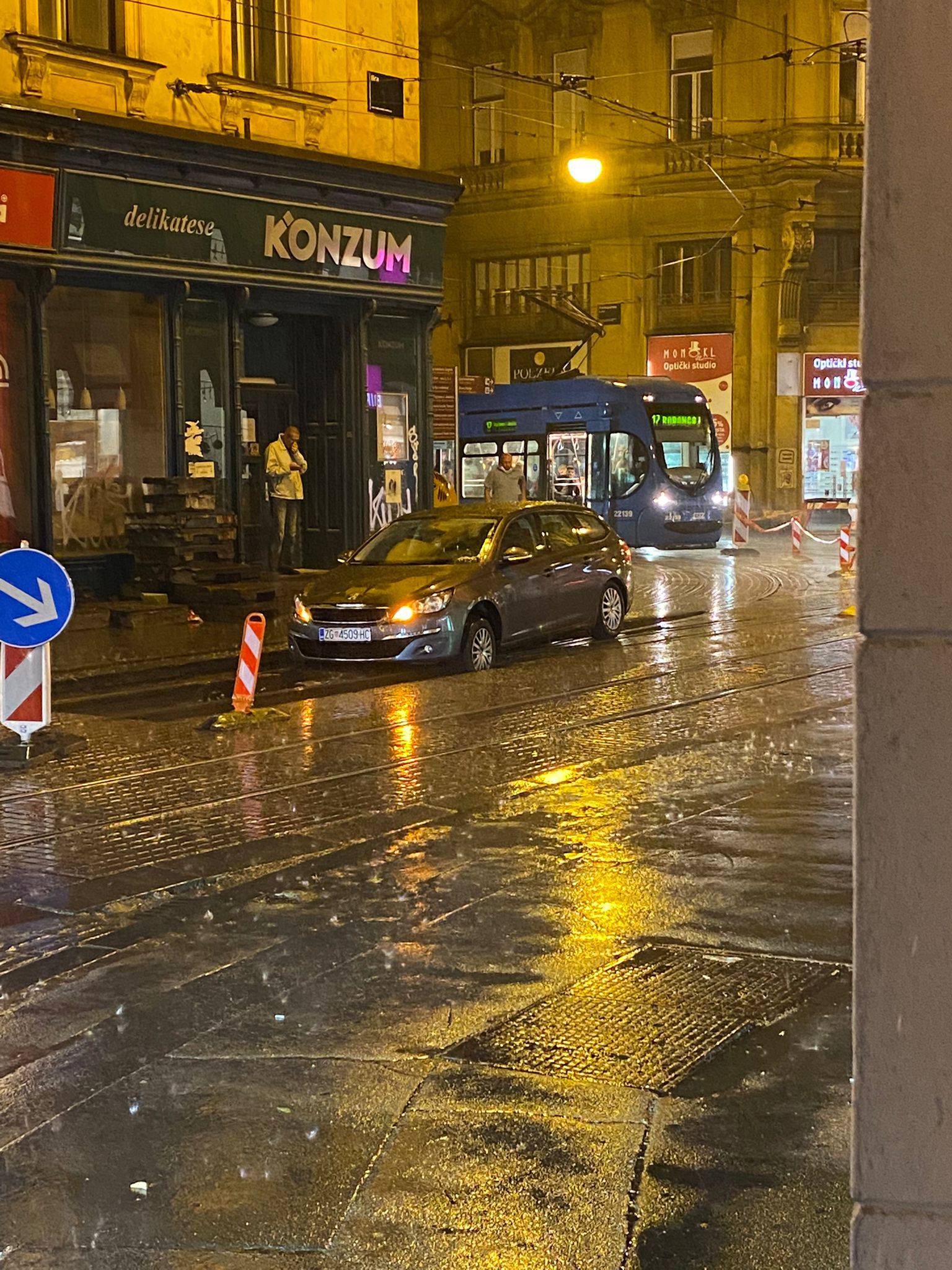 Kaos na ulicama Zagreba: Auto završio u rupi, tramvaj izletio iz tračnica, vjetar bacao kontejner