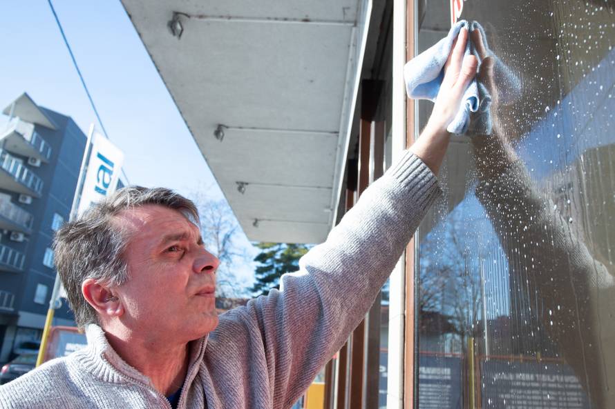 Zagrepčanin: Ako žene mogu kositi, mogu i ja prati podove