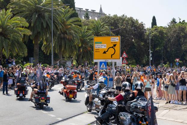 Nekoliko tisuća vlasnika Harley Davidsona prolazi kroz Pulu u defileu