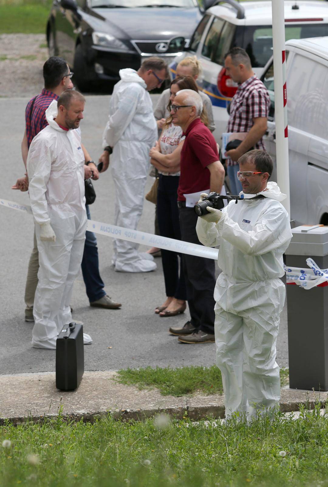 Ubojica iz Đakova i dalje bježi: Policija opkolila njegovu kuću