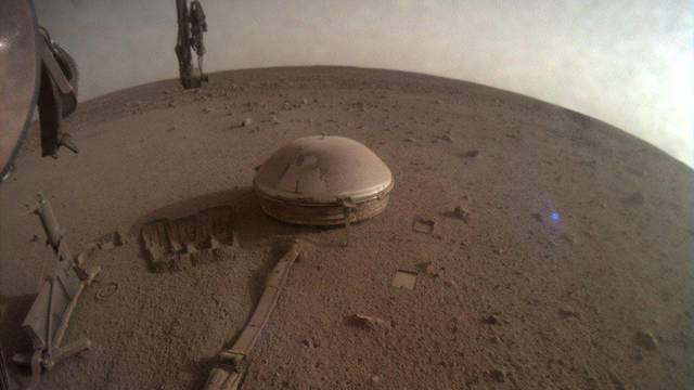 Zadnja slika koju je s Marsa poslao InSight. Osjetio je 1300 potresa, a sada se ugasio