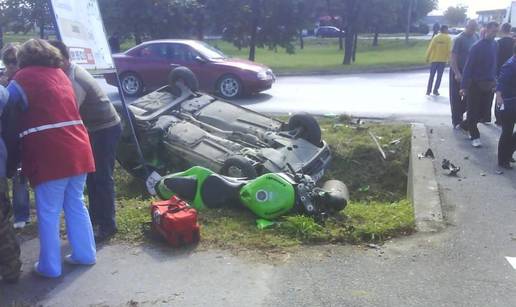 Nakon sudara motocikl i automobil završili u kanalu