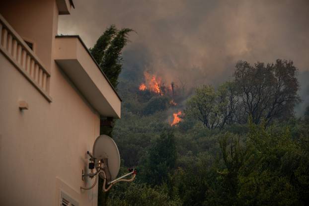 Žrnovnica: Vatra ušla u naselje