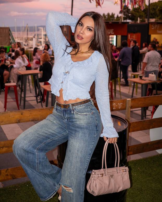 FOTO Jao, Žanamari! Pokazala crne tangice u čipkastoj haljini