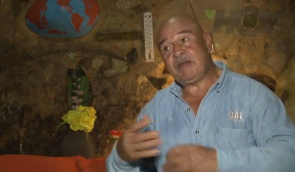 'Čovjek krtica' s obitelji živi u tunelima ispod zemlje 