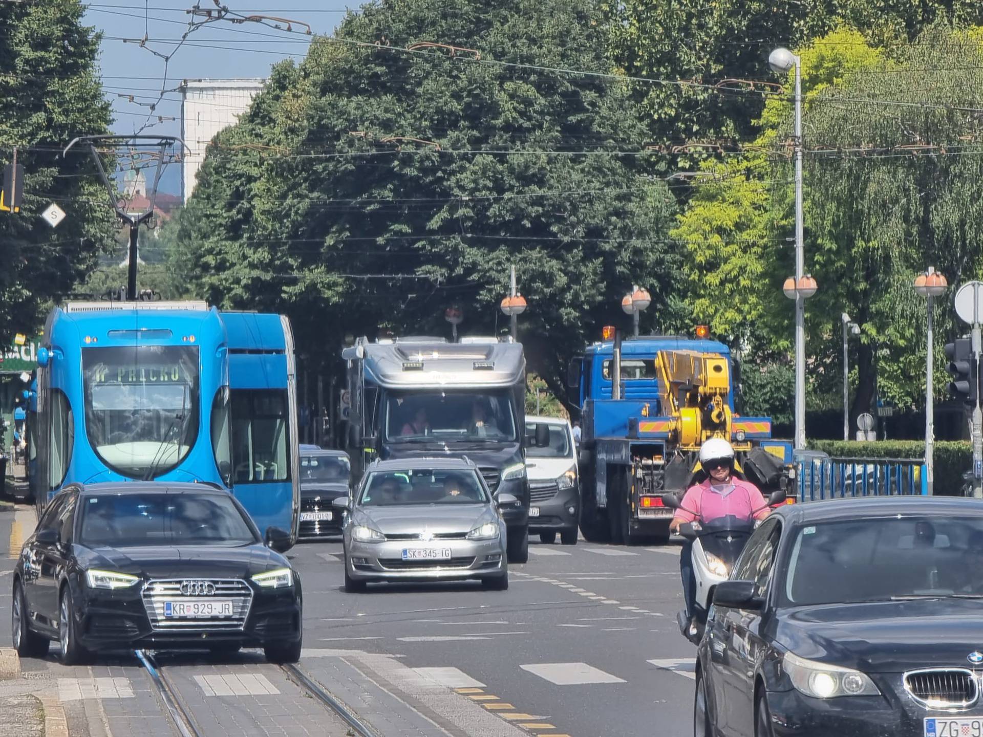 VIDEO Zagreb: Tramvaj iskočio iz tračnica: 'Čuo se jak udarac'