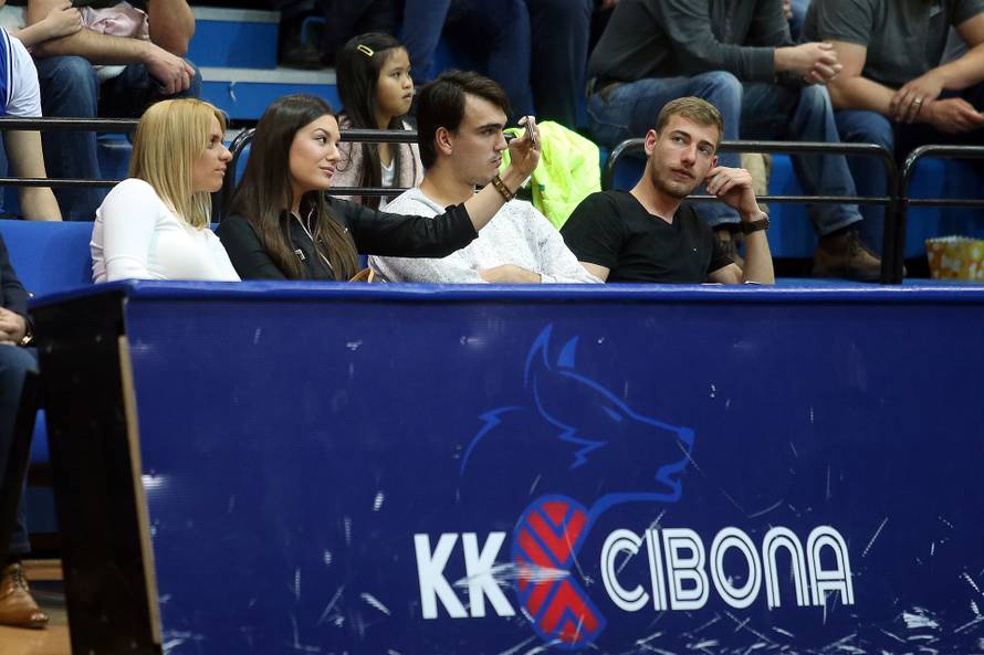 Zagreb: Dario Šari? u društvu djevojke Karle pratio utakmicu Cibona - Zadar