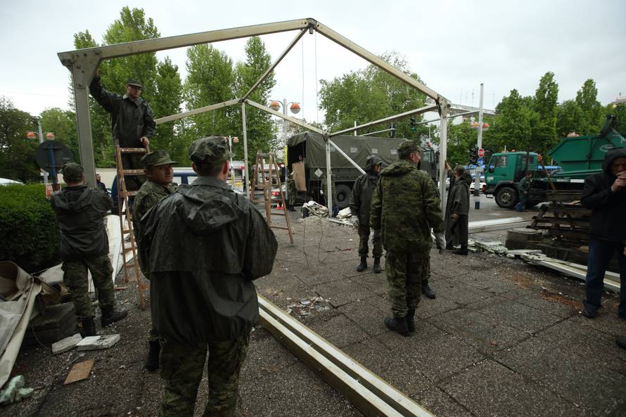 Pomaže im i vojska: Počelo je demontiranje šatora u Savskoj