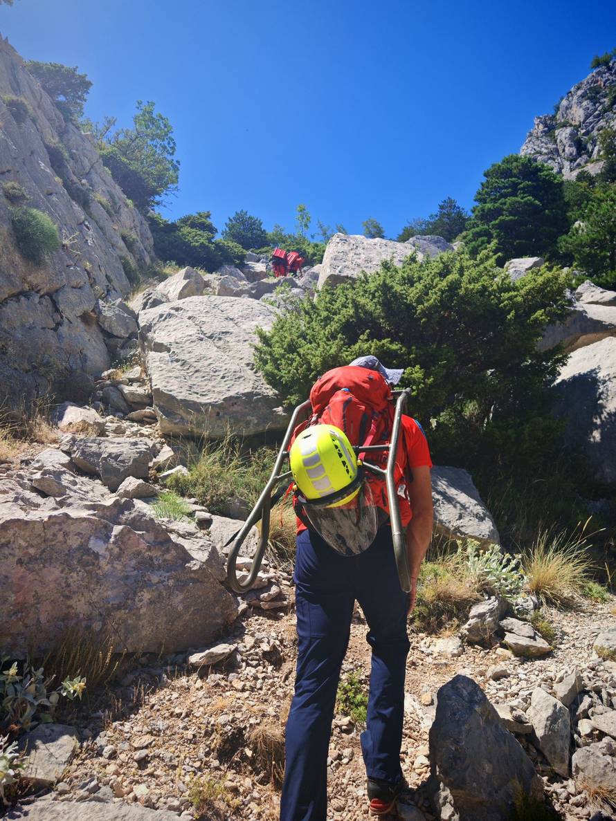 FOTO HGSS sa Sv. Ilije spašavao stranca koji se izgubio: 'Bio je iscrpljen, na suncu je preko 40'