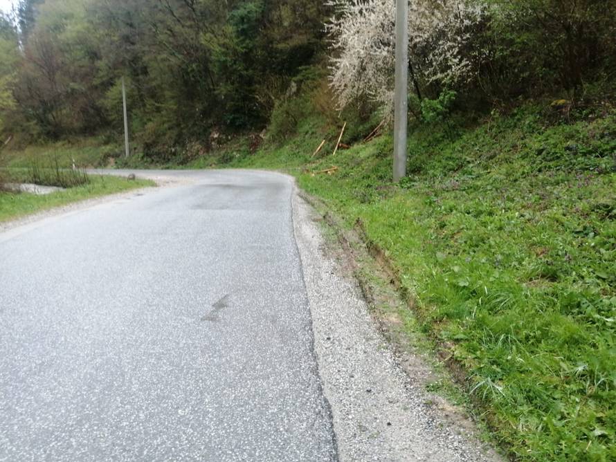 VIDEO Ovo je mjesto pogibije relijaša u Zagorju. Razrovana zemlja, uništena ograda, svijeće