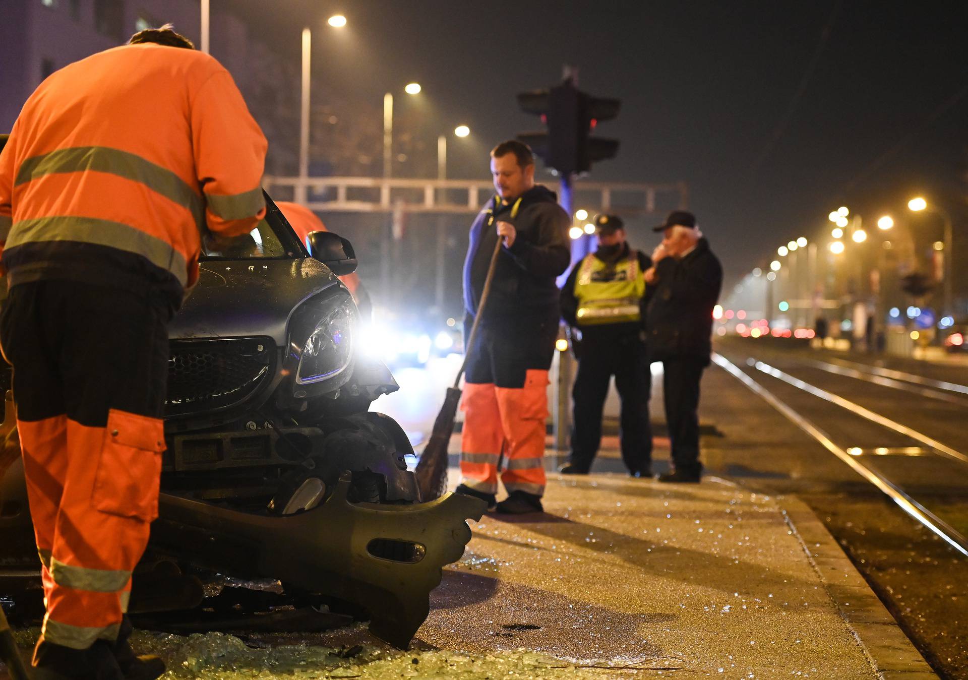 Zagreb: Smartom se zabio u tramvajsku stanicu u Ulici grada Vukovara, nema ozlijeđenih