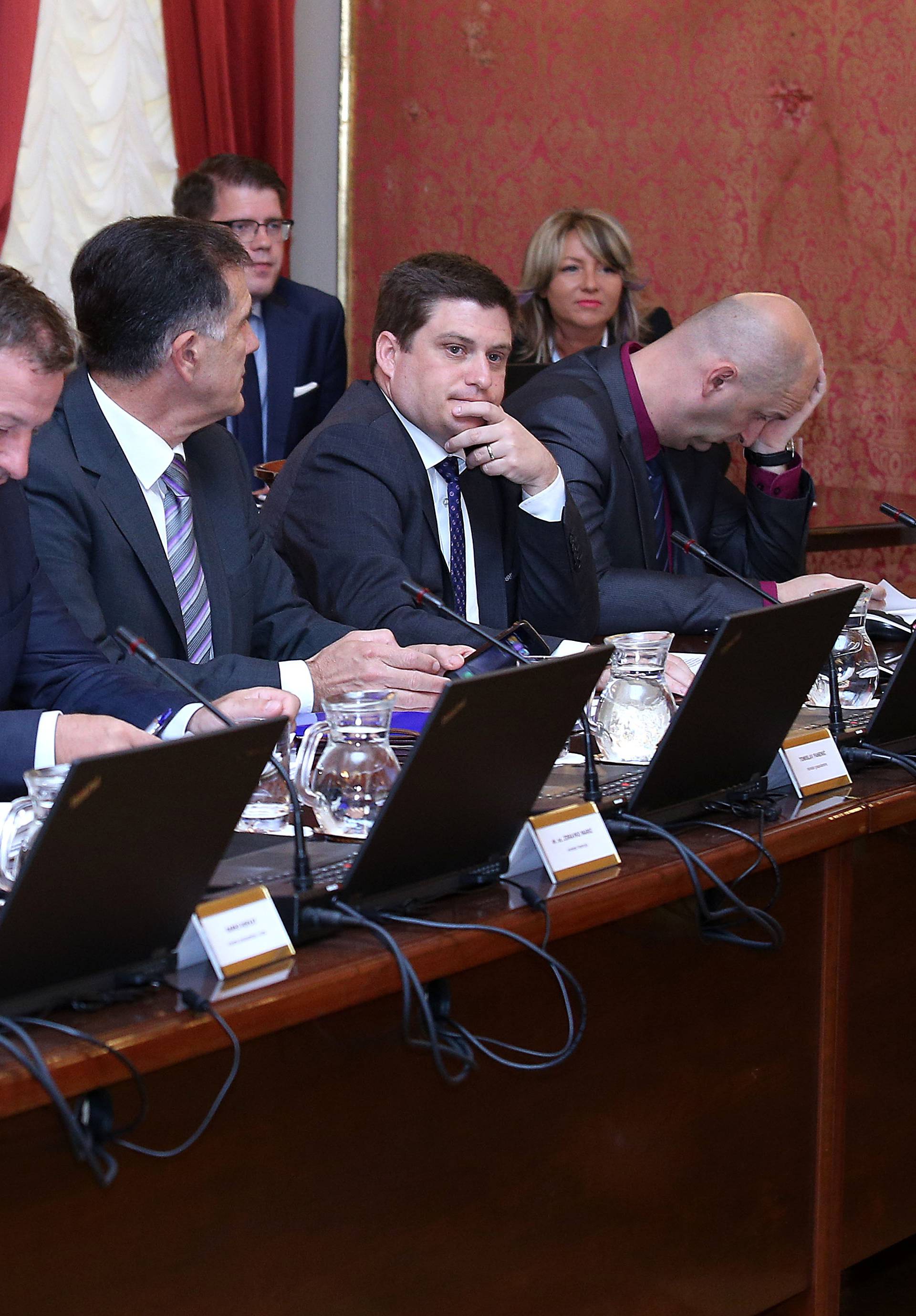 Orešković: Vlada funkcionira, ispunjavat ćemo svoje obveze