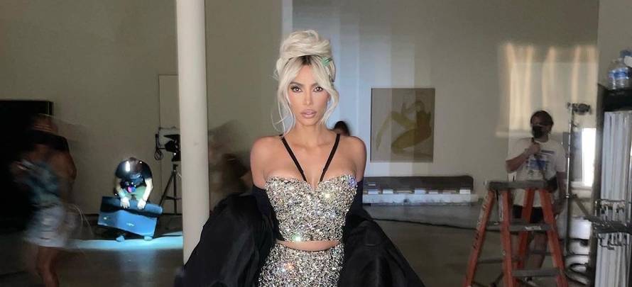 Urnebesan video Kardashianke postao hit: Zbog uske haljine skakala je po stepenicama