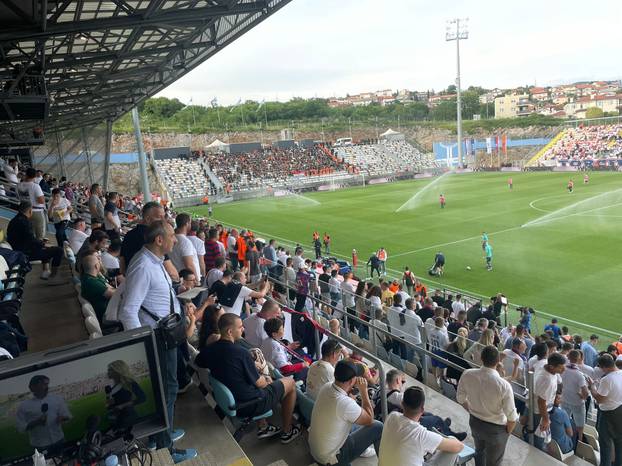 Pogledajte Rujevicu u bijelom i zanimljivu poruku hajdukovaca. Funcuti uzvratili provokacijom