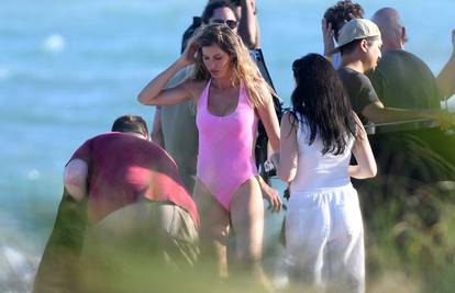 Gisele mamila poglede na plaži: Fotografi je 'uhvatili' u bikiniju, a ona pokazala zavidnu figuru