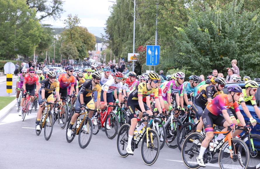 Startala treća etapa utrke Cro Race od Sinja do Primoštena 