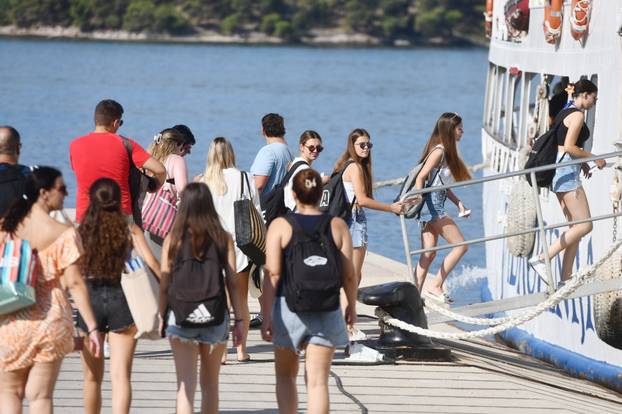 Šibenik: Spas od vru?ina mnogi su odlu?ili potražiti na otocima 