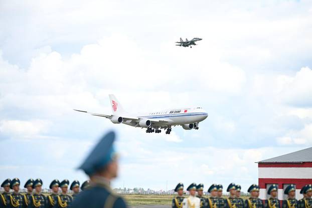 Ova fotografija snimljena 2. srpnja 2024. prikazuje borbeni zrakoplov kazahstanskog ratnog zrakoplovstva koji prati avion kineskog predsjednika Xi Jinpinga nakon što je ušao u kazahstanski zračni prostor. Xi je stigao u utorak na 24. sastanak Vijeća šefova država Šangajske organizacije za suradnju i u državni posjet Kazahstanu.