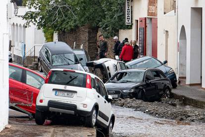 Novi kaos u Španjolskoj: Bujica usred noći odnijela više od 30 automobila! Pogledajte fotke