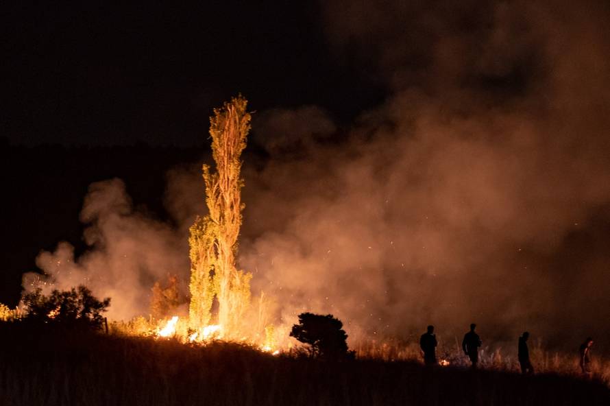 VIDEO Ovo je požar kod Zadra iz aviona, vatrogasci su se borili cijelu noć: 'Obranili smo kuće'