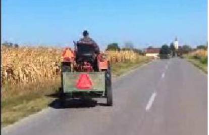 Vozio je traktor vrludajući po cesti pa je završio u kukuruzu