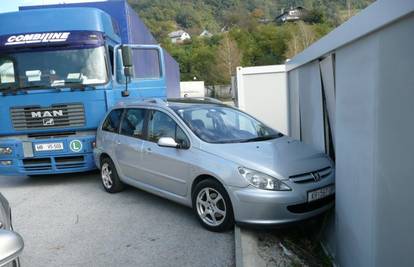 Zaboravio dići ručnu pa je kamion naletio na auto