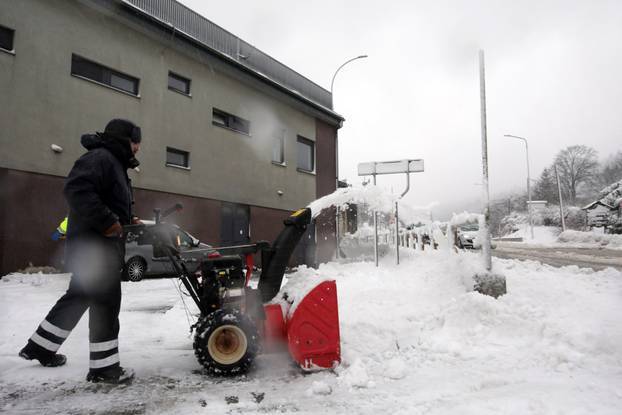 Delnice: Snijeg otežava promet kroz Gorski kotar