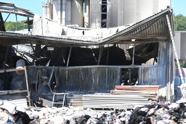 Nakon velikog požara tvornica Baumit u Siraču potpuno je uništena