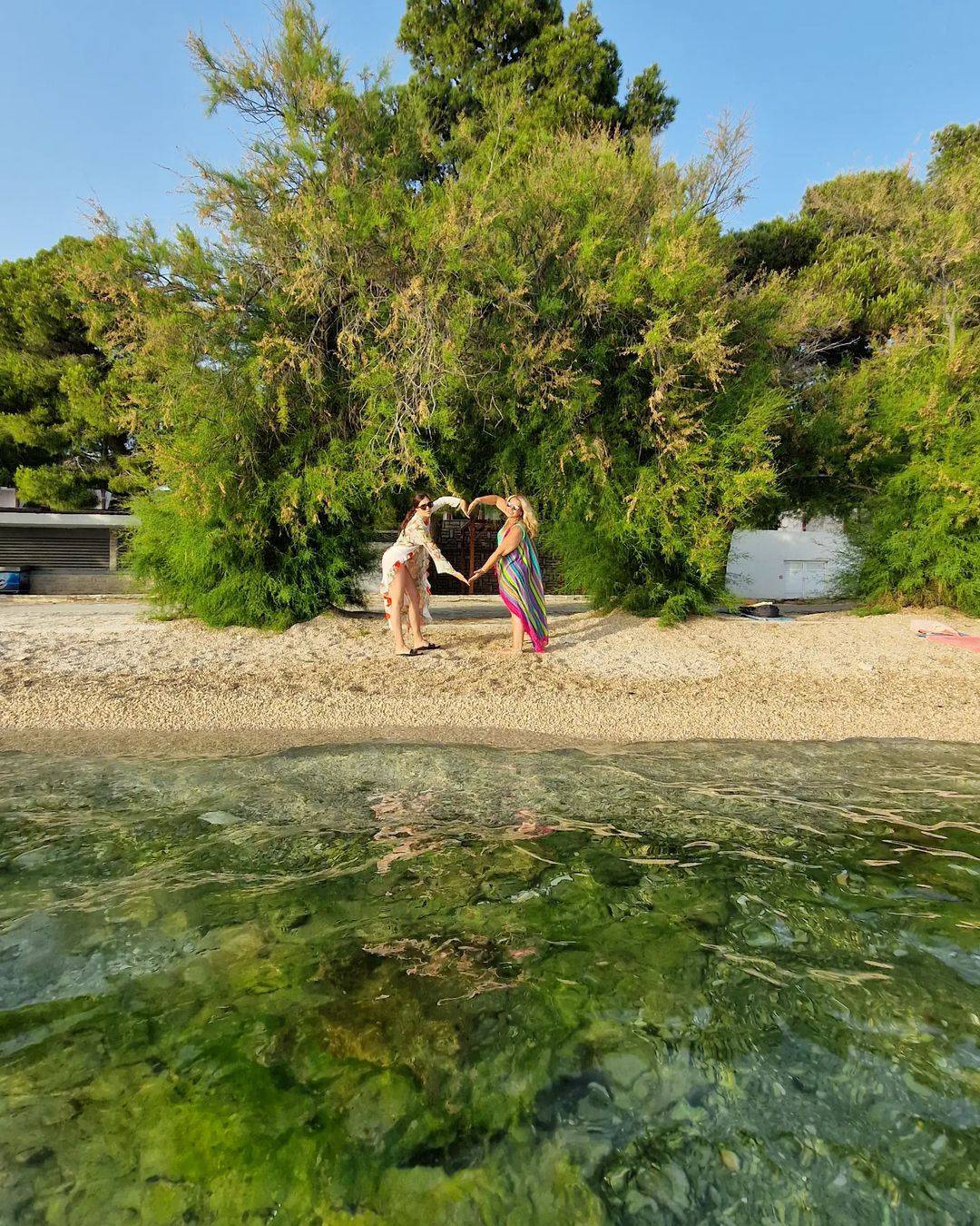 Iva Todorić uživala je na plaži: U šarenom bikiniju pokazala srce i družila se s prijateljicama...