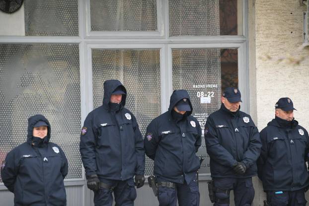 Na većini birališta tijekom lokalnih izbora u Srbiji došlo do incidenata i prosvjeda, intervenirala i policija