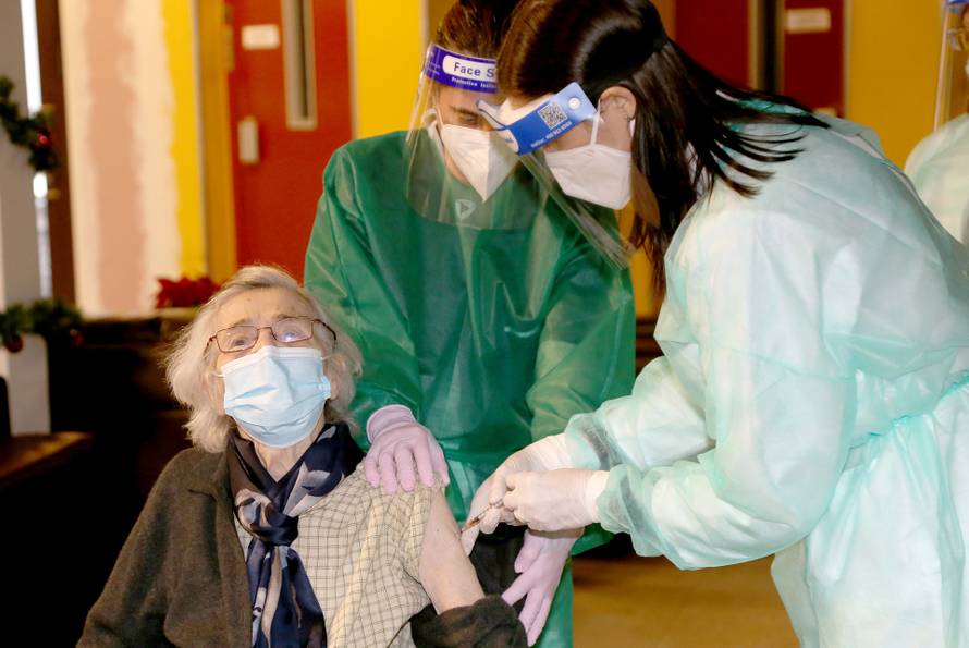 Cijepio se prvi liječnik u Splitu: 'Ne vjerujte onima koji govore da cjepivo nije sigurno'