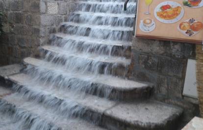 Slapovi Dubrovnika: Jaka kiša potopila ceste i ulice u gradu