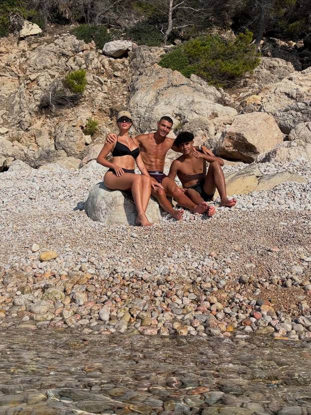 FOTO Georgina na ljetovanju izbacila bujne grudi, ali su svi gledali u ogromni dijamant