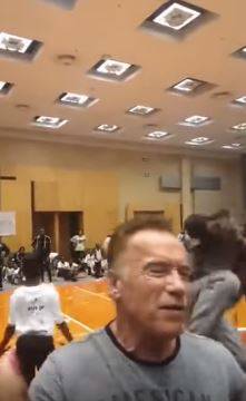 Schwarzeneggera udario u leđa nogom dok se fotkao s djecom