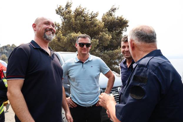 Premijer Andrej Plenković u obilasku požarišta u Omišu