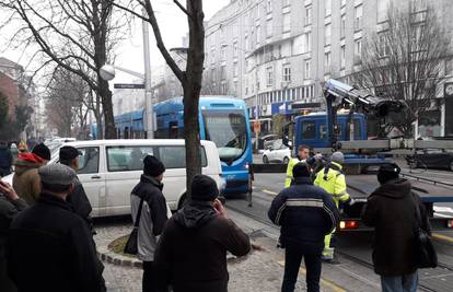 Bezobrazni vozač parkirao kod pruge, tramvaji ostali blokirani