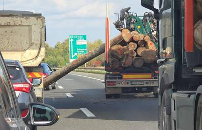 VIDEO Pa ovo je moglo nekoga ubiti! Na obilaznici s kamiona palo deblo! Stvorile se kolone
