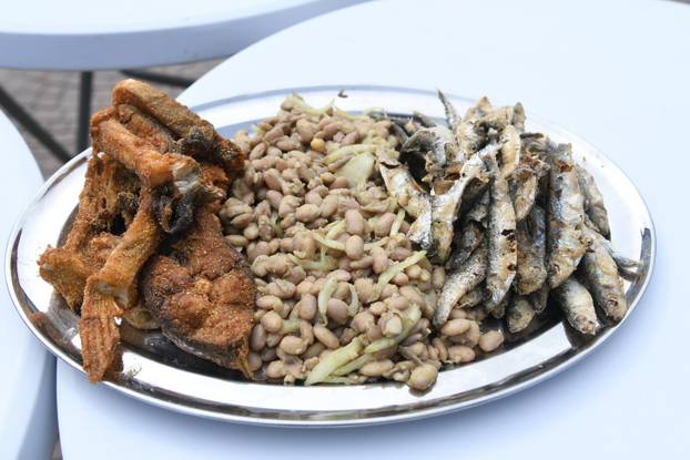 Bjelovar: Na Veliki petak građanima podijeljeno oko 1.000 porcija ribica