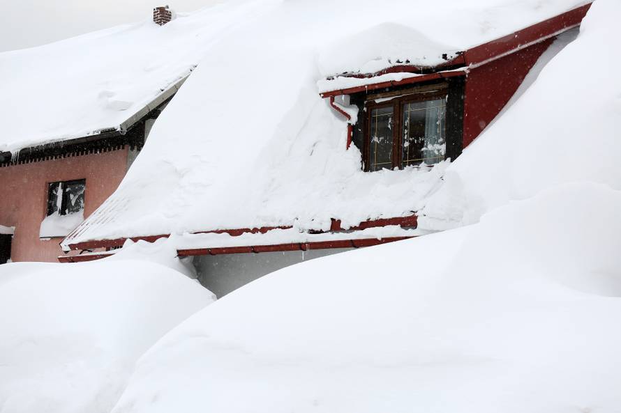 Zameteni u Delnicama: Nanosi snijega do balkona na 1. katu!