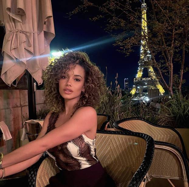 FOTO Bivša konobarica se zbog Benzeme preobratila na islam, rodila mu i dijete. Prekinuli su