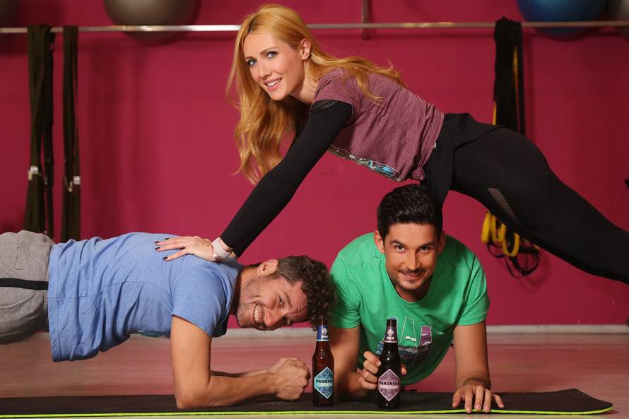 Poznate Hrvate oduševio novi trend koji spaja pivo i yogu