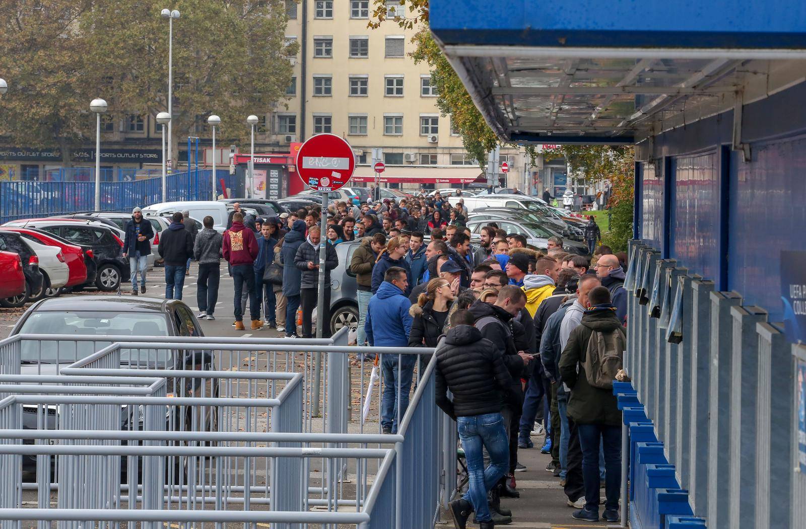 Gužva na Maksimiru prije puštanja u prodaju ulaznica za utakmicu Lige prvaka između Dinama i Sahtara