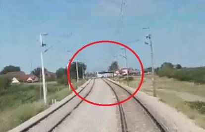 Vlak jurio 120 km/h, a vozač busa je odlučio -  zaobići rampu