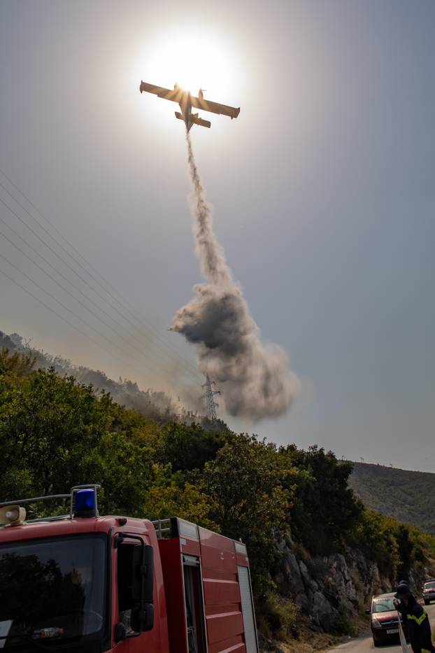 Vatrogasci se bore s po&zcaron;arom koji je buknuo u &Zcaron;upi dubrova&ccaron;koj