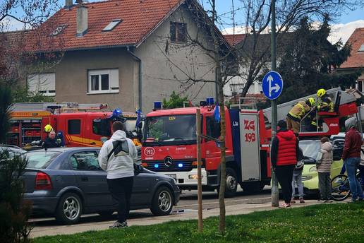 VIDEO Po&zcaron;ar krovi&scaron;ta u Dubravi: Gusti crni dim uzdizao se iznad ku&cacute;e, vatrogasci raskapaju krov