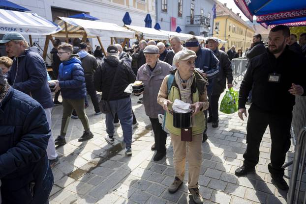 Osijek: Tradicionalna podjela blagdanskog fiš paprikaša na Trgu Svetog Trojstva